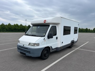 POLOINTEGROVANÉ OBYTNÉ AUTO BURSTNER  nadstandardně zachovalý 