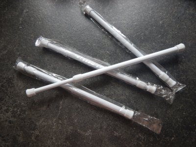 Jistící zábrany do poliček